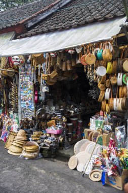 Bali, Endonezya - 26 Ocak 2019: Bali adasında Ubud'daki geleneksel sanat eserini görmek, Endonezya. Bali yerel sanat ve el sanatları, mücevher, ucuz moda öğeleri ve hediyelik eşya satın alınabilir birçok pazarları vardır.