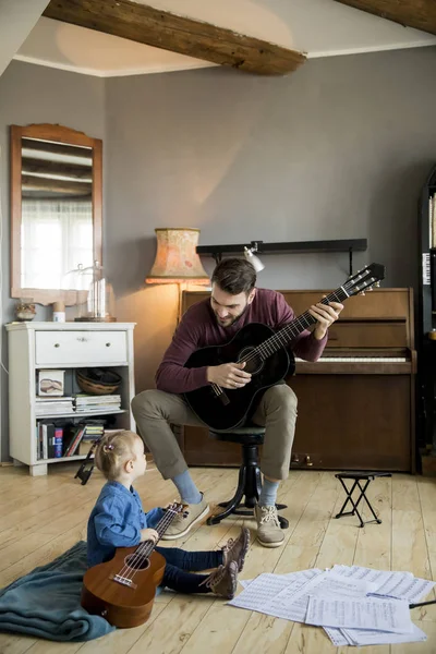 Carino Bambina Suo Bel Padre Stanno Giocando Chitarra Sorridendo Mentre — Foto Stock