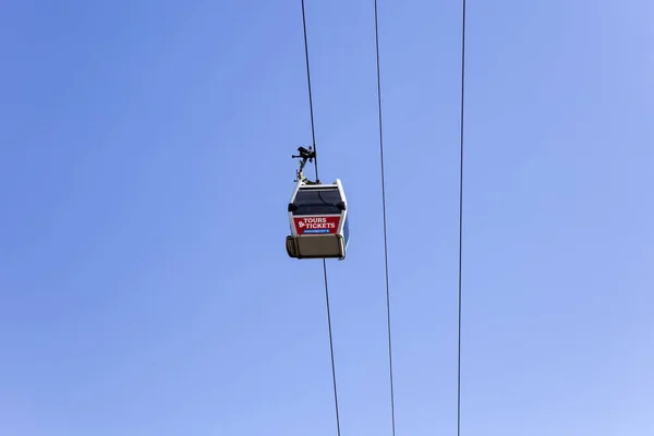 第比利斯 格鲁吉亚 2019年4月29日 在格鲁吉亚第比利斯的空中缆车上观看 缆车于 2012 年开通 连接位于姆特克瓦里河左岸的里克公园和格鲁吉亚第比利斯的纳里卡拉要塞 — 图库照片