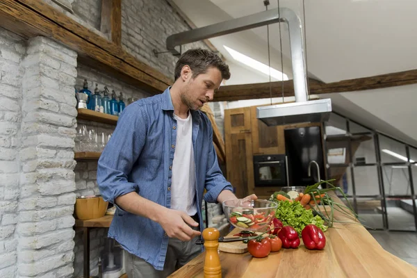 Stilig Ung Man Förbereder Mat Det Rustika Köket — Stockfoto