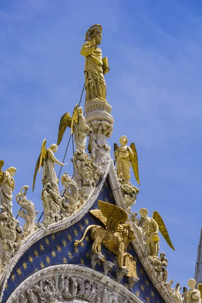 Detalhes Arquitetônicos Parte Superior Fachada San Marco Veneza Itália Sob — Fotografia de Stock