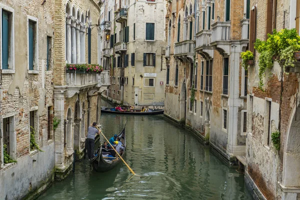 Venedig Italien Maj 2019 Oidentifierade Personer Traditionella Gondoler Kanalen Venedig — Stockfoto