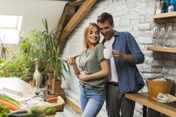 Pareja Feliz Desayunando Juntos Cocina Rústica Casa — Foto de Stock