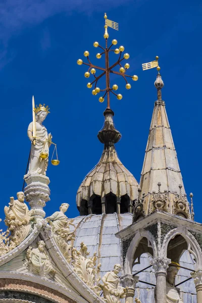 Detalhes Arquitetônicos Parte Superior Fachada San Marco Veneza Itália Sob — Fotografia de Stock