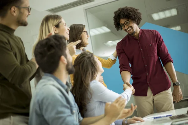 Gruppe Junger Start Mitarbeiter Interagiert Einem Tisch Und Gibt Sich — Stockfoto