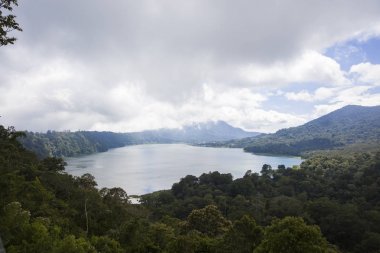 Bali adasının orta kesiminde dağ kaldera gölü Buyan görünümü, Endonezya