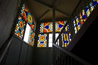 Tiflis, Gürcistan - 3 Mayıs 2019: Tiflis, Gürcistan'daki vitray pencerenin detayı. Bu ev Tiflis Tarihi Bölgesi Unesco Dünya Mirası Listesi'ne aday.