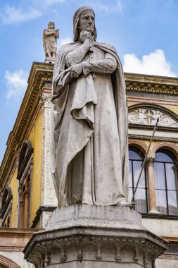 Verona, İtalya'daki Piazza dei Signori'de şair Dante Alighieri anıtına bakış