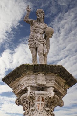 Vicenza İtalya'daki Piazza dei Signori'deki Kurtarıcı heykelinin görünümü, Antonio Pizzocaro tarafından 1640 yılında yapılmıştır.