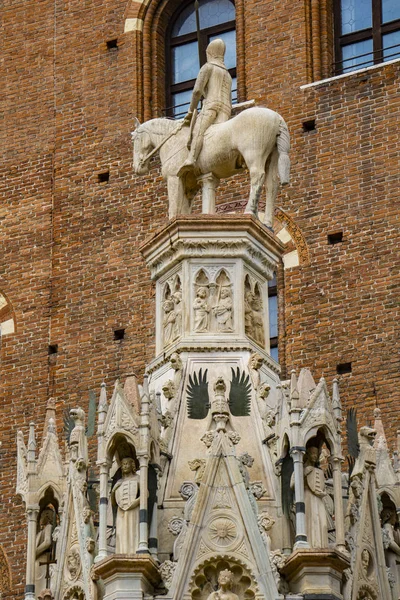 이탈리아 베로나에 14세기 양식의 기념비인 스칼리거 무덤의 — 스톡 사진