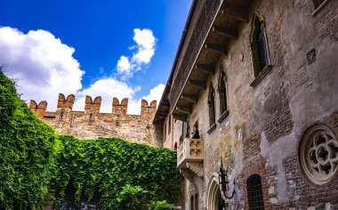 Verona, İtalya'daki Juliet balkonundaki manzara, aslında 1930'larda binaya eklendi