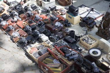 Tiflis, Gürcistan - 3 Mayıs 2019: Tiflis, Gürcistan'daki Dry Bridge Market'te eski ve antika eşyalar satılıyor. Bu günlük bir açık hava bit pazarı.