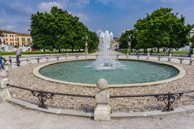 Padua, İtalya - 25 Mayıs 2019: Padua, İtalya'daki Prato della Valle meydanındaki çeşmenin manzarası. İtalya'nın en büyük meydanı ve Avrupa'nın en büyük meydanıdır.