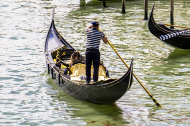 Venedik, İtalya - 26 Mayıs 2019: Venedik, İtalya'daki Canal Grande'deki geleneksel gondolda kimliği belirsiz kişiler. 17. ve 18..