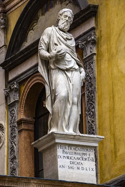 Beskåda Poeten Dante Alighieris Monument Piazza Dei Signori Verona Italien — Stockfoto