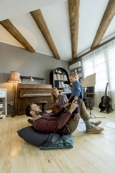 Feliz Jovem Família Com Bonito Menina Jogar Chão Rústico Quarto — Fotografia de Stock