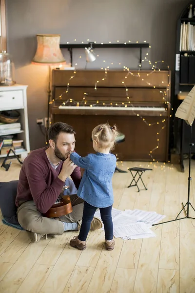 Młody Ojciec Uczy Jego Cute Little Córki Grać Gitarze Siedząc — Zdjęcie stockowe