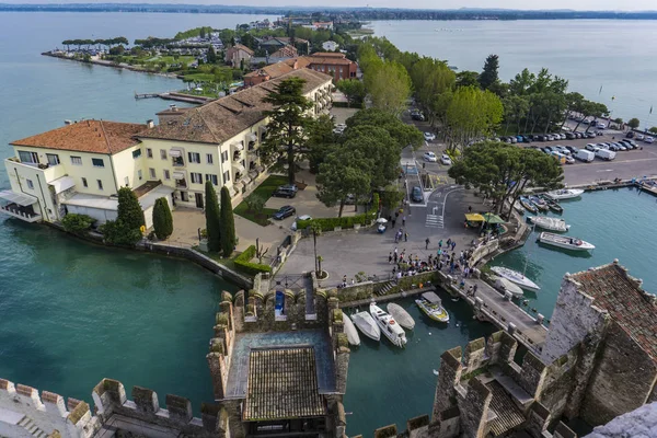 Sirmione, İtalya - 24 Mayıs 2019: İtalya'daki Scaligero Kalesi'nden Sirmione şehrine bakın. Kale, 13..