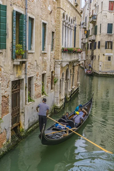 ヴェネツィア イタリア 2019年5月26日 イタリア ヴェネツィアのチャネルで伝統的なゴンドラで正体不明の人々 17世紀と18世紀には 都市には10 000のゴンドラがあると推定され 今日ではわずか400があります — ストック写真