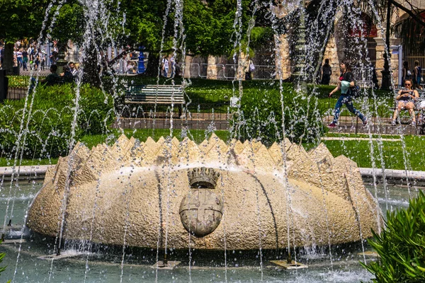 Verona, İtalya - 24 Mayıs 2019: Verona, İtalya'daki Piazza Bra'da Alpler Çeşmesi tarafından tanımlanmamış insanlar. Çeşme Münih Bavyera kentinden Verona bir hediye oldu.