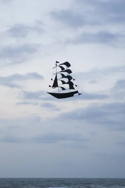 Puna Tanah Lot Tapınağı Yakınlarındaki Bir Plajda Siyah Yelkenli Gemi — Stok fotoğraf