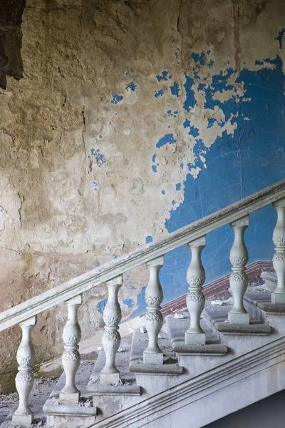 Widok Boku Stare Schody Wnętrzu Opuszczonego Zrujnowanego Budynku — Zdjęcie stockowe