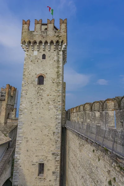 卡斯特罗 斯卡利戈 西尔米奥内 西尔米奥内城堡 的细节 14世纪在意大利西尔米奥内加尔达湖 — 图库照片