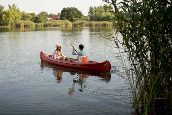 Älskande Par Rodd Sjön Vid Sommardag — Stockfoto