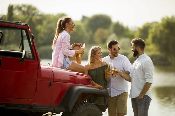 Quatro Jovens Divertindo Carro Conversível Por Rio — Fotografia de Stock