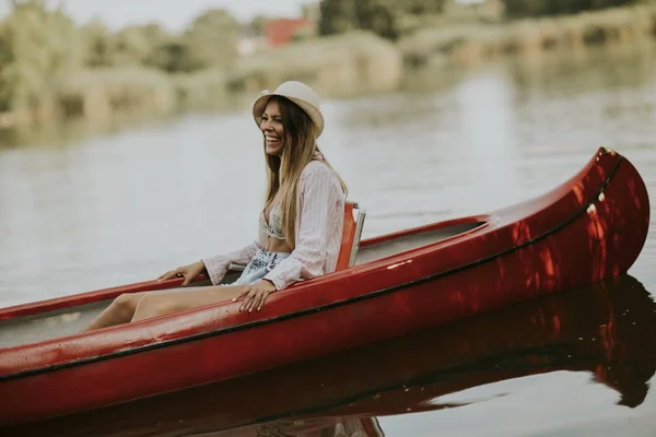 Hübsche Junge Frau Kanu Auf Dem See Einem Sommertag — Stockfoto