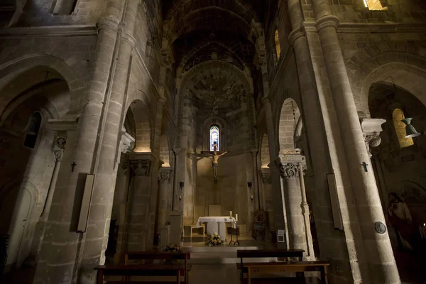 イタリア マテーラ旧市街のサン ジョヴァンニ バッティスタ教会の内部を見る — ストック写真