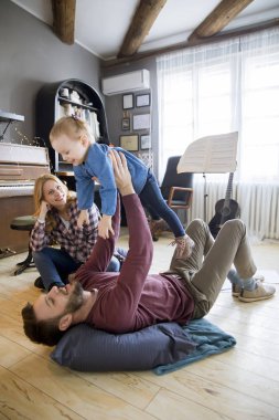 Rustik odada katta oynayan sevimli kız ile Mutlu genç aile