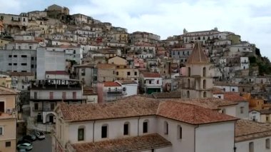 Basilicata bölgesinde eski şehir Tursi panoramik görünümü, İtalya
