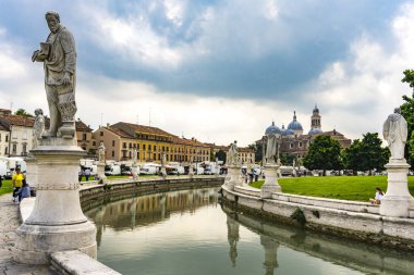 Padua, İtalya - 25 Mayıs 2019: Padua, İtalya'daki Prato della Valle meydanındaki Heykeller'e bakış. İtalya'nın en büyük meydanı ve Avrupa'nın en büyük meydanıdır.
