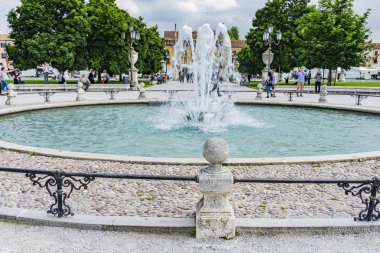 Padua, İtalya - 25 Mayıs 2019: Padua, İtalya'daki Prato della Valle meydanındaki çeşmenin manzarası. İtalya'nın en büyük meydanı ve Avrupa'nın en büyük meydanıdır.