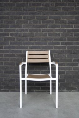 Koyu tuğla duvara karşı boş sandalye
