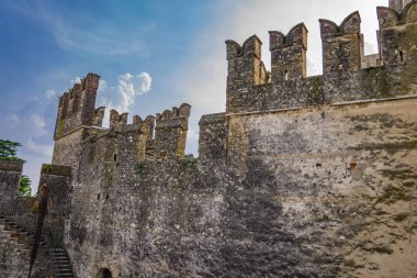 Castello Scaligero di Sirmione 'nin detayı (Sirmione Kalesi), 14th century in Garda Gölü, Sirmione, Italya