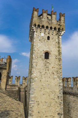 Castello Scaligero di Sirmione 'nin detayı (Sirmione Kalesi), 14th century in Garda Gölü, Sirmione, Italya