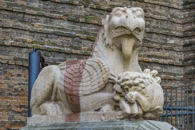 St. Justina Bazilikası girişindeki griffinin detayı, Padua, İtalya