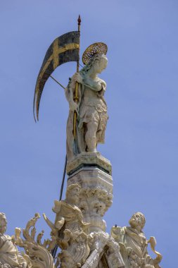 Venedik San Marco cephesinin üst kısmından mimari detayları, Mavi gökyüzü altında İtalya