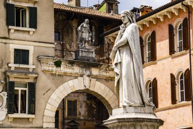 Verona, İtalya'daki Piazza dei Signori'de şair Dante Alighieri anıtına bakış