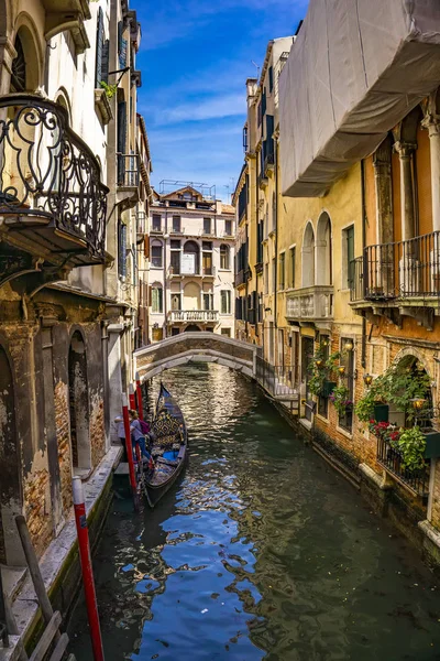 ヴェネツィア イタリア 2019年5月26日 イタリア ヴェネツィアのチャネルで伝統的なゴンドラ 17世紀と18世紀には 都市には10 000のゴンドラがあると推定され 今日ではわずか400があります — ストック写真