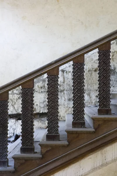 Vista Lateral Escadaria Velha Interior Edifício Abandonado Arruinado — Fotografia de Stock