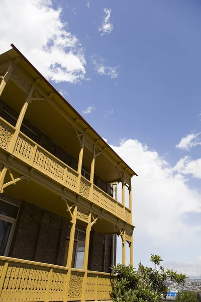 Vista Casa Velha Com Varanda Amarela Madeira Esculpida Cidade Velha — Fotografia de Stock