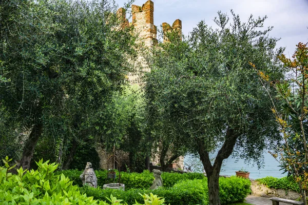 Statuen Wunderschönen Garten Sirmione Einer Kleinen Stadt Ufer Des Gardasees — Stockfoto