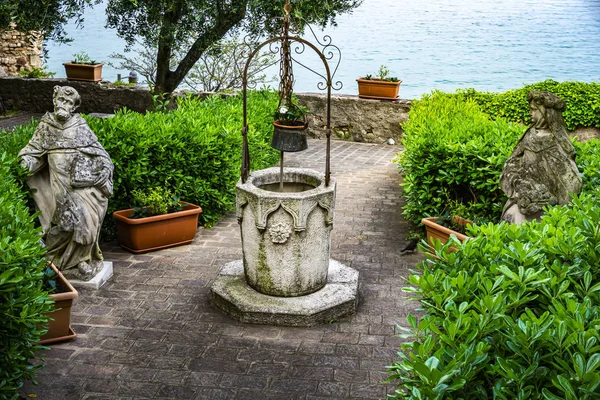 Statuen Wunderschönen Garten Sirmione Einer Kleinen Stadt Ufer Des Gardasees — Stockfoto