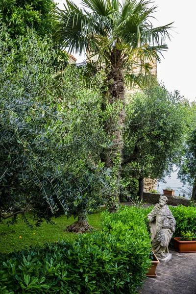 Standbeelden Prachtige Tuin Sirmione Een Klein Stadje Aan Oevers Van — Stockfoto