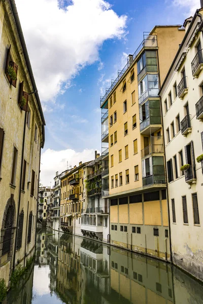 Blick Auf Wasserkanal San Massimo Verläuft Zwischen Wohnhäusern Zentrum Der — Stockfoto