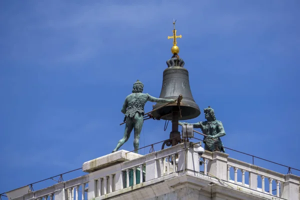 Prohlédněte Maurové Hodiny Vrcholu Věže Clocktower Benátkách Itálii — Stock fotografie