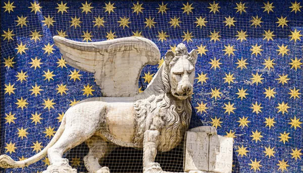 在意大利威尼斯圣马可广场的钟楼上观看有翼狮子的雕像 — 图库照片